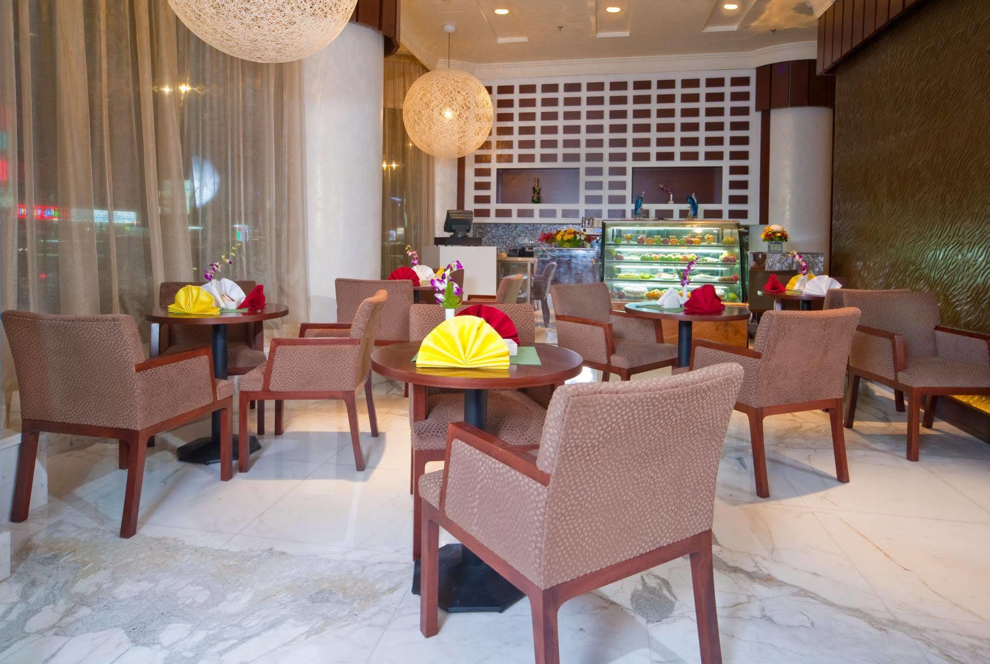 City Seasons Al Hamra Hotel Abu Dhabi Eksteriør billede